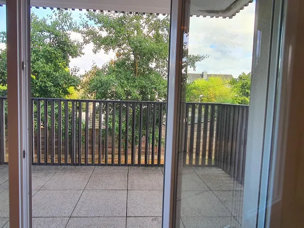 APPARTEMENT AVEC BALCON , JOLIE VUE , ENVIRONNEMENT AGREABLE