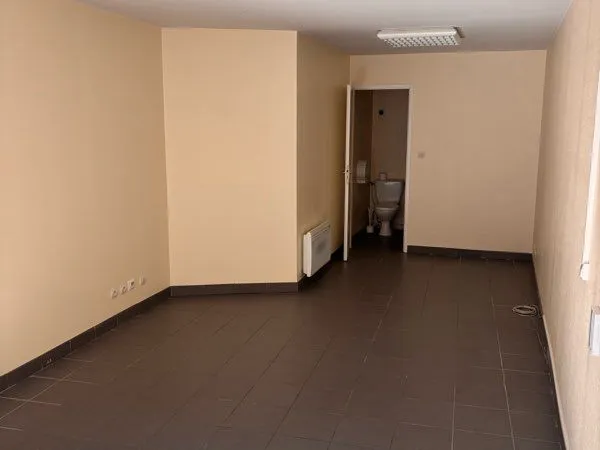 Local commercial de 35 m² à louer - Moirans-en-Montagne - 440 /mois