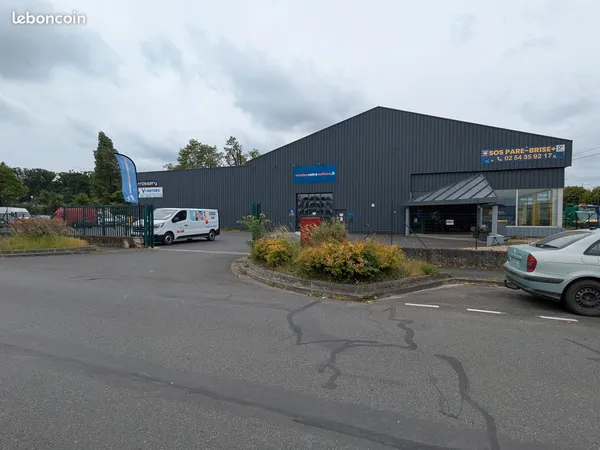 Local commercial 1800 M2 Zone Coubertin Buxerioux loué belle rentabilité pour investisseur