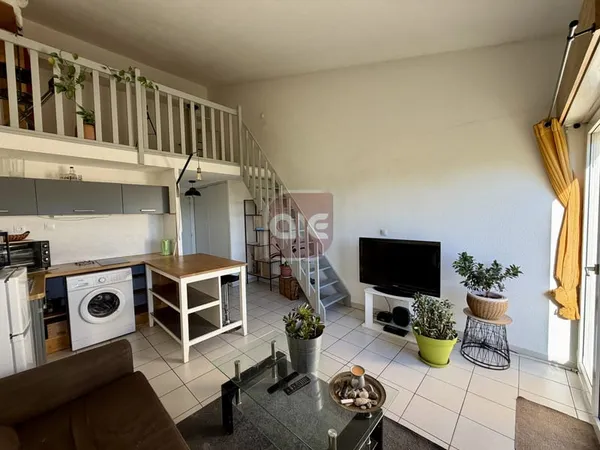 EXCLUSIVITÉ A.I.E. : STUDIO EN DUPLEX EN DERNIER ÉTAGE SANS