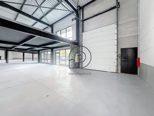 Local d'activité 851 m²