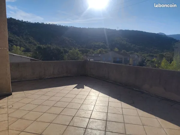 Haut de villa à Champtercier avec terrasse et jardin