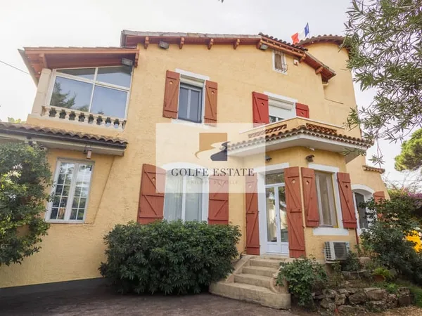 Maison de maître du début du siècle, 9 chambres, port, centre-ville et des plages à pied