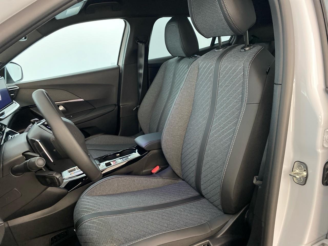 Peugeot 2008 hybrid 145 ch e-dcs6 allure — photo 9