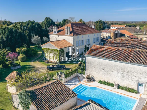 A VENDRE - AUTHENTIQUE PROPRIETE CHARENTAISE A PROXIMITE DE JARNAC ET DE COGNAC - 11 PIECES - 440M2