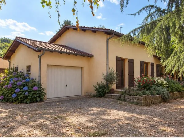 MAISON DE CARACTÈRE - 180 m² HABITABLES - TERRAIN ARBORÉ DE 2 500 m² - FORT POTENTIEL