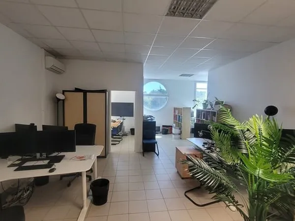 Bureau et espace de travail Location Le Crès  54m² 663€