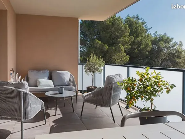 Lumineux T3 avec pièce de vie agréable et terrasse - Coeur Châteauneuf-le-Rouge