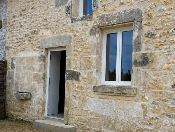 Maison entièrement rénovée à vendre à Vénérand - 140 000