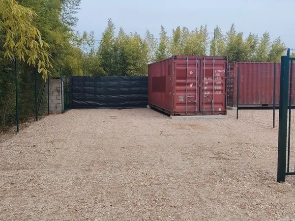 Terrain de stockage et container