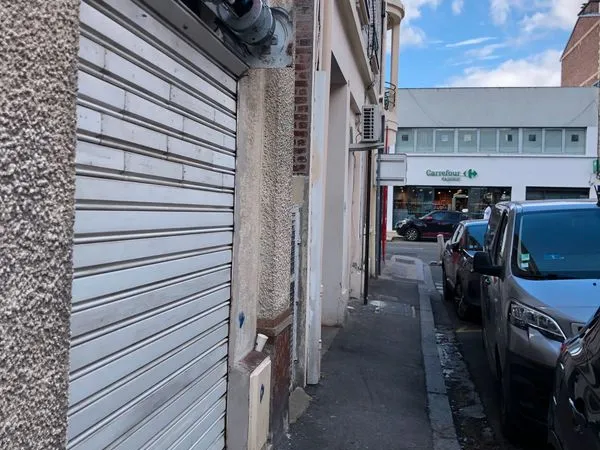 Loue local commercial de 30m2 souplex en plein centre ville de creil, vers rue gambetta avec rideau 