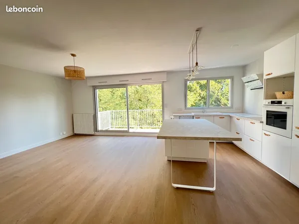 T2 54 m² - Dernier étage avec ascenseur - Terrasse & vue Chézine - Parking