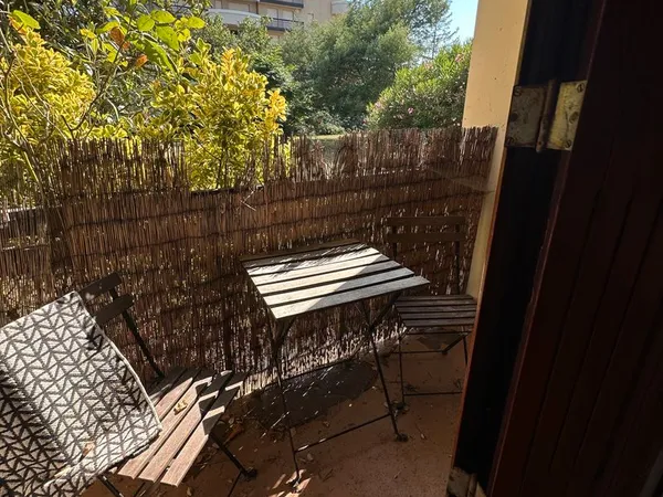 Studio meublé avec terrasse