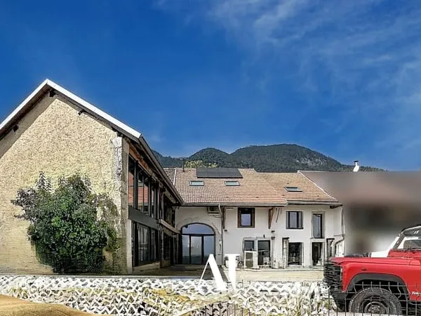 Maison de village intégralement rénovée de 241 m² avec 5 cha