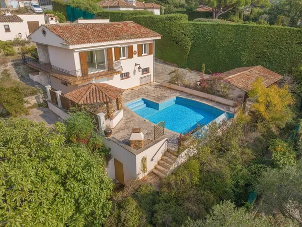 Villa 8 pièces 210 m²