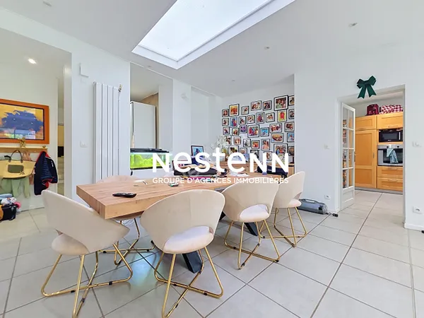 Maison de 220m² , garage 150m², jardin exposé sud. 242 500 euros