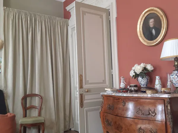 BEL APPARTEMENT DE CARACTERE, 150m2, 4 CHAMBRES, CAVE ET GRENIER
