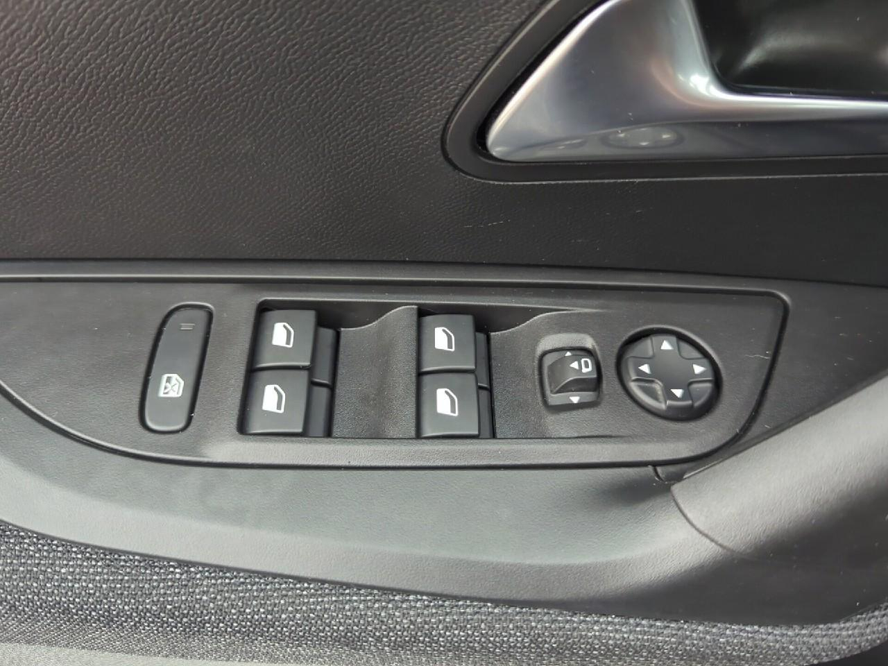 Peugeot 2008 100 s&s bvm6 style — photo 28