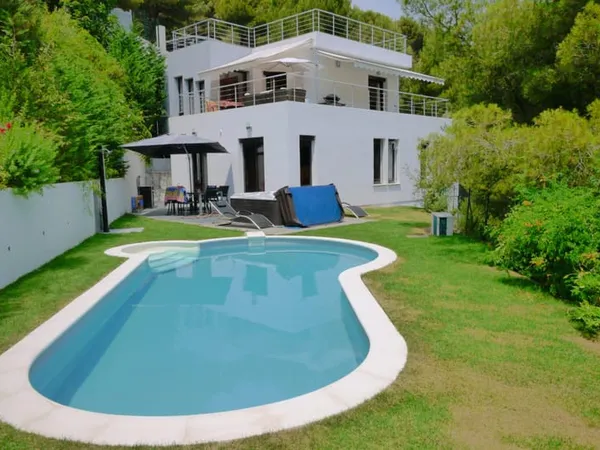 La Turbie, villa contemporaine de 200 m2 avec piscine
