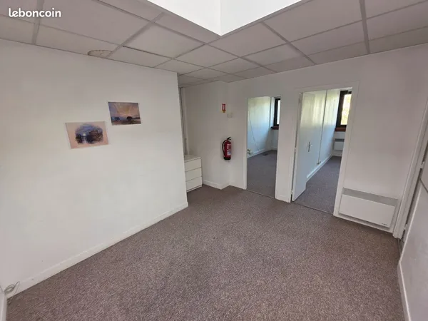 Ensemble de 65m² indépendant 2 bureaux fermés, 1 open space, 1 remise, sanitaires, 2 places de parki