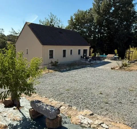 Maison contemporaine de plain-pied avec étang privé