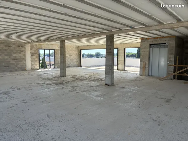 Local 180 m² Fréjus