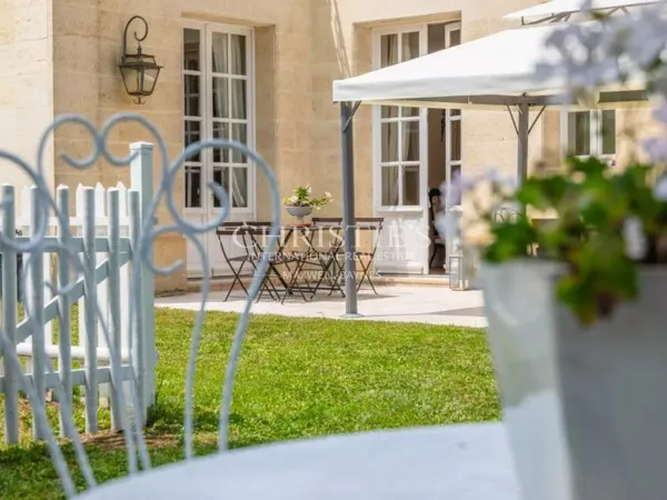 Rive Droite - Maison de Maître récemment rénovée à Cambes