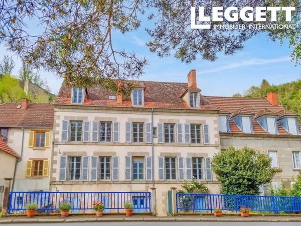 Grande propriété historique (actuellement transformée en appartements) au centre de la ville d'Aubus