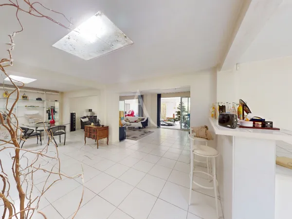 Maison de plain-pied à vendre. Grand séjour 100 m², 3 chambres, 2 garages