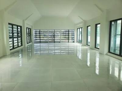 GRAND LOCAL DE 286M² ETAT NEUF EN ETAGE JARRY