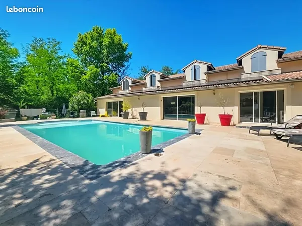 Maison 11 pièces 368 m²