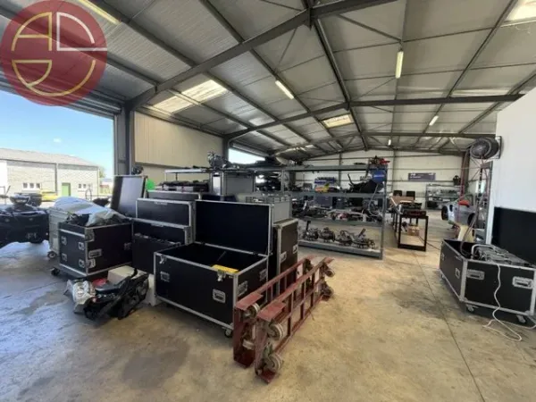 Local 1 pièce 730 m²