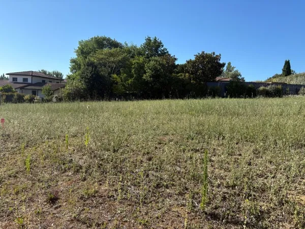 Terrain 600 m²