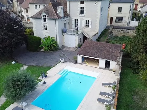 SUPERBE DEMEURE EN PIERRE DE 250 M² - CHARME, VOLUMES ET PISCINE CHAUFFÉE -10min Châtellerault nord