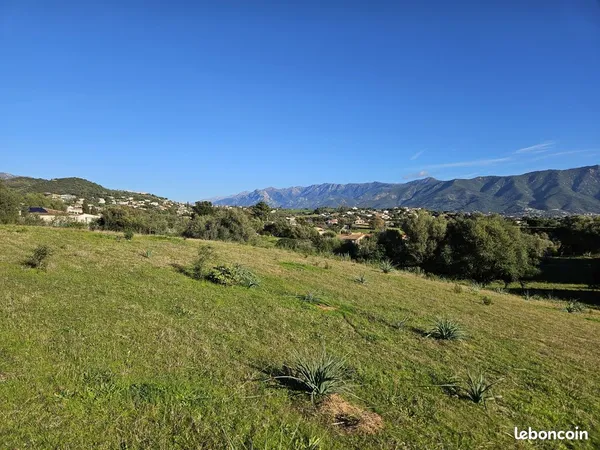 Terrain constructible viabilisé 1102 m² AFA
