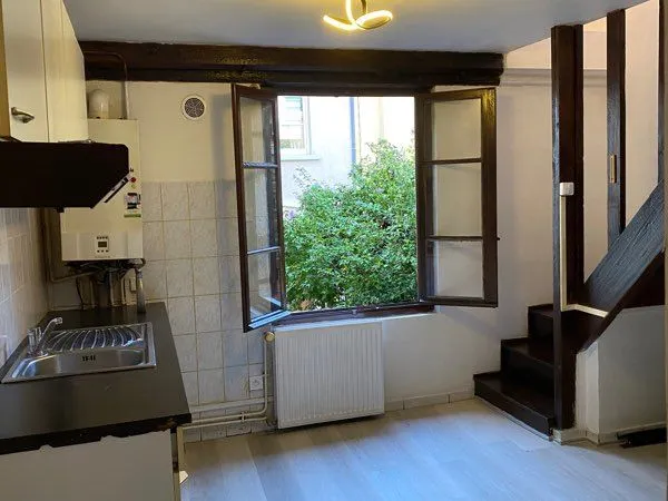 à louer - t2 bis en duplex au coeur de neuville-sur-saône