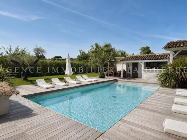 Saint Tropez, villa avec piscine et vue vigne REF 118