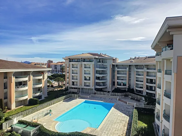 Port-fréjus en dernier étage, beau T2 avec place de parking, cave, piscine