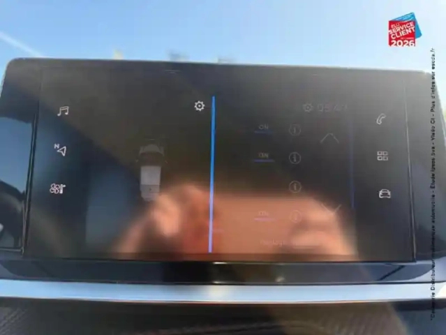 Peugeot 208 1.2 puretech 100ch s/s allure eat8 carplay — photo 2