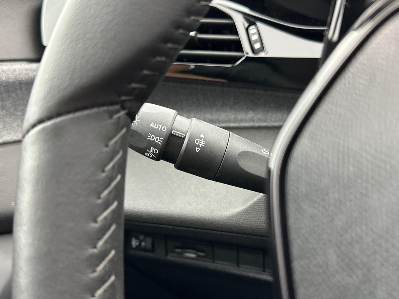 Peugeot 308 hybrid 145 e-dcs6 allure — photo 17