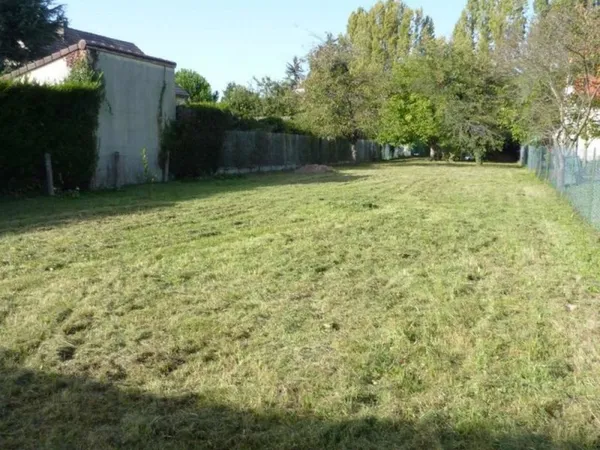 TERRAIN CONSTRUCTIBLE 948 m² Le MEE SUR SEINE VILLAGE