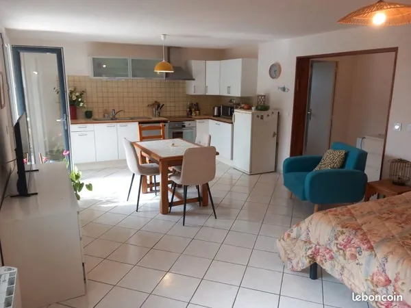 Studio 40 m² de plain pied avec espace extérieur, dans une maison. Cadre préservé pour amateur de na