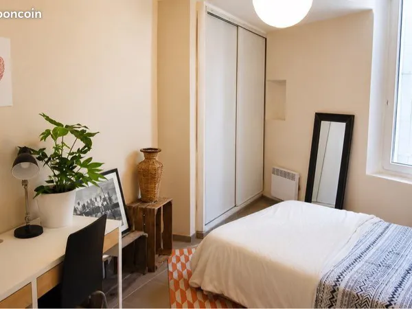 T2 - 28 m² AVIGNON INTRA-MUROS - T2 rénové avec chambre indépendante - Place des Corps Saints