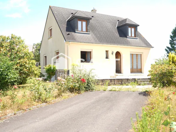 Situé à proximité immédiate des commodités, ce pavillon familial de 5 pièces offre de beaux volumes,