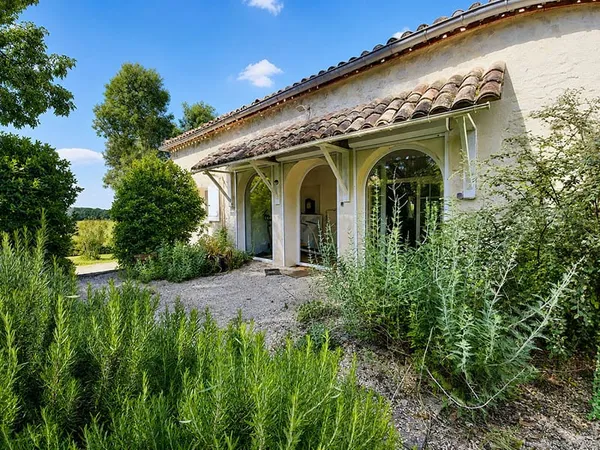 Ensemble immobilier de caractère - Deux maisons, dépendances et superbe vue campagne