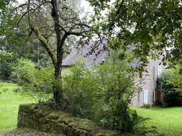 Maison en pierre située dans un environnement préservé. Maison isolée, à 200m de la première habitat