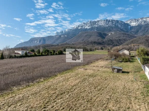 TERRAIN CONSTRUCTIBLE DE 1 200 M2 PLAT ET LIBRE DE CONSTRUCT