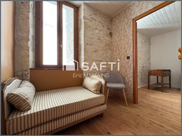 Maison en pierre rénovée - coeur de village vivant