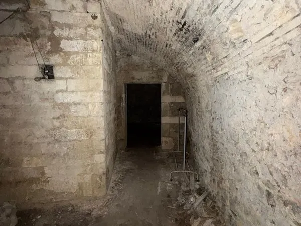 Grande cave dans l'Ecusson 40 m2