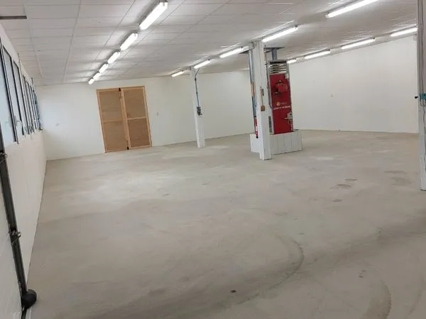 Atelier ou local de stockage avec ou sans bureau